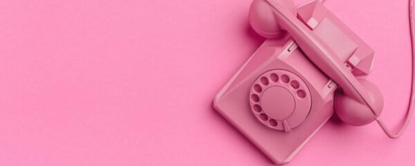 femme au téléphone rose
