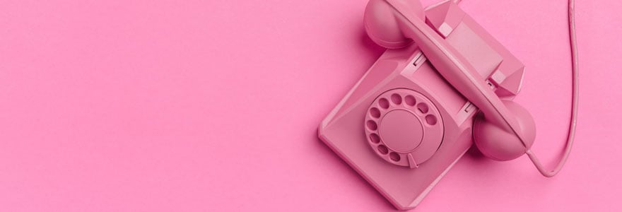 femme au téléphone rose